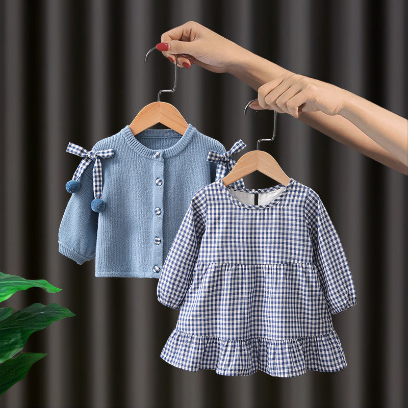 Duplinha Encanto de Detalhes 🌸 O Cardigan Tricotado Com Laços 🎀 E Pompom Fofo 🧸 Abraça o Vestido Xadrez Vichy Soltinho 💖 Para Mil Aventuras 👣