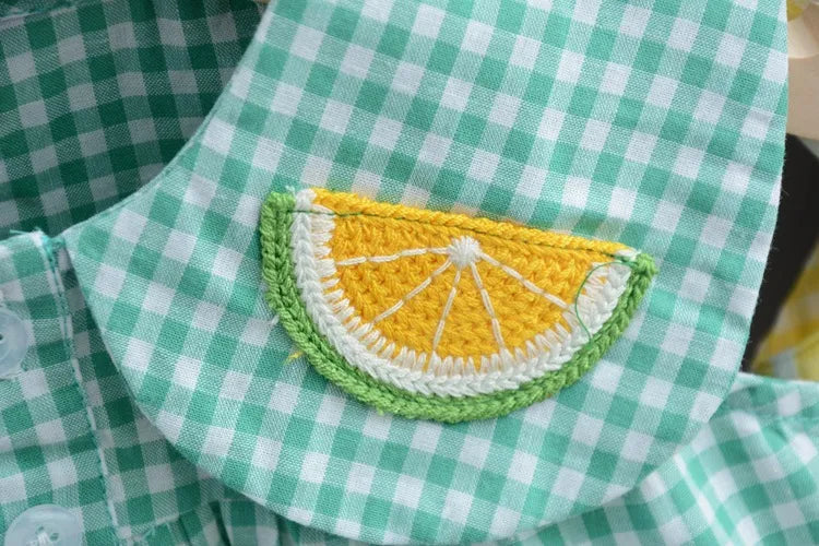 Charme Campestre 🌾 em Nosso Conjuntinho Xadrez 🧺 com Detalhes Gola Peter Pan e Apliques ✨