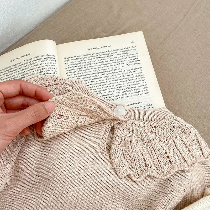 Romper Tricô Charme de Realeza 👑 com Gola Rendada Delicada ✨ e Bordado Floral 🌼