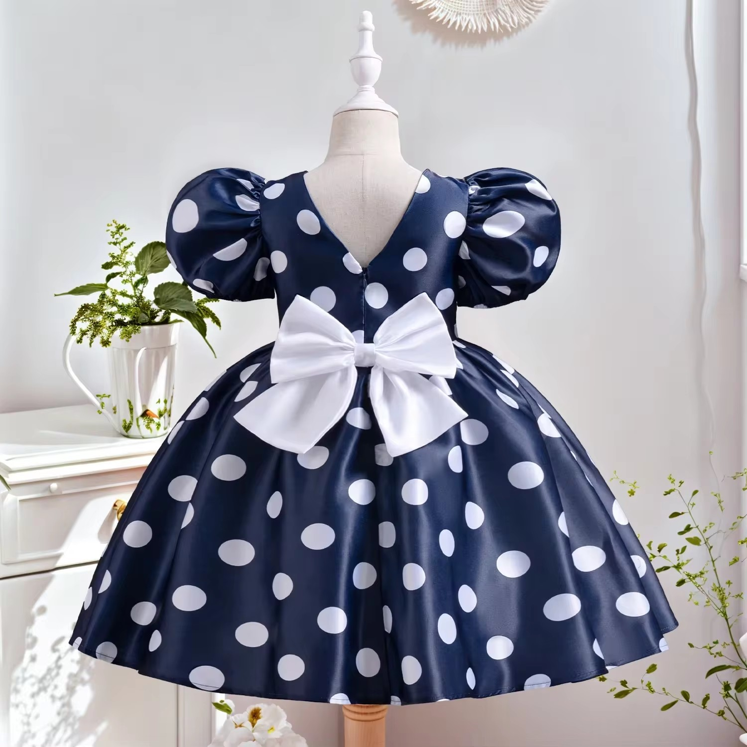 Vestido Minnie Luxo Infantil 🎀👑 – Inspiração Retrô 🕰️, Poá ✨: Must-Have 🔥