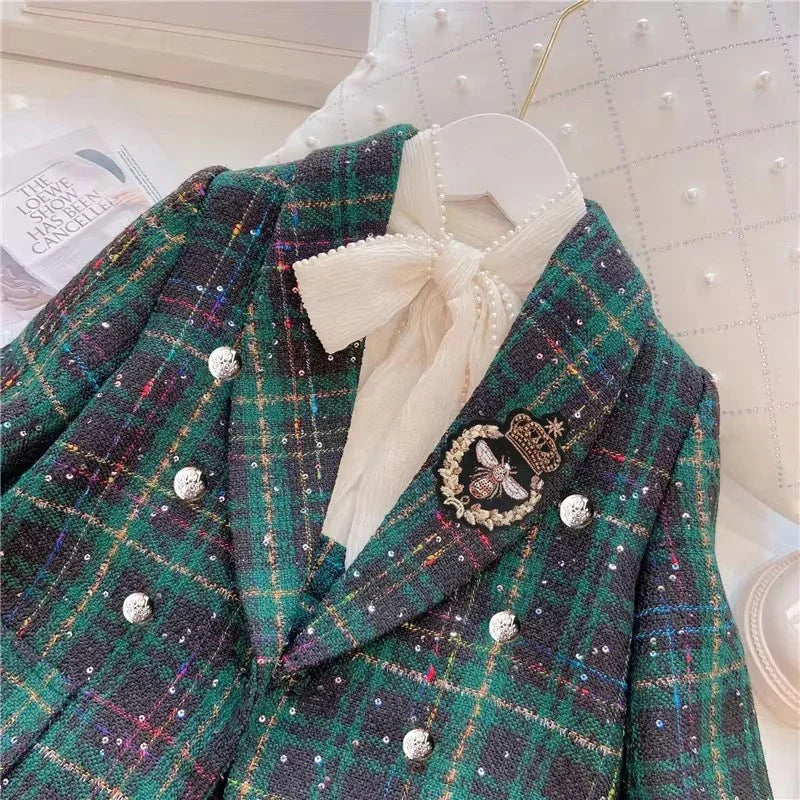 Conjunto Celine Realeza Urbana 👑🏙️ – Jaqueta Mini-Alfaiataria 🧥✂️ com Botões Joia 💎✨ e Saia Xadrez de Elegância Atemporal ♟️🕰️