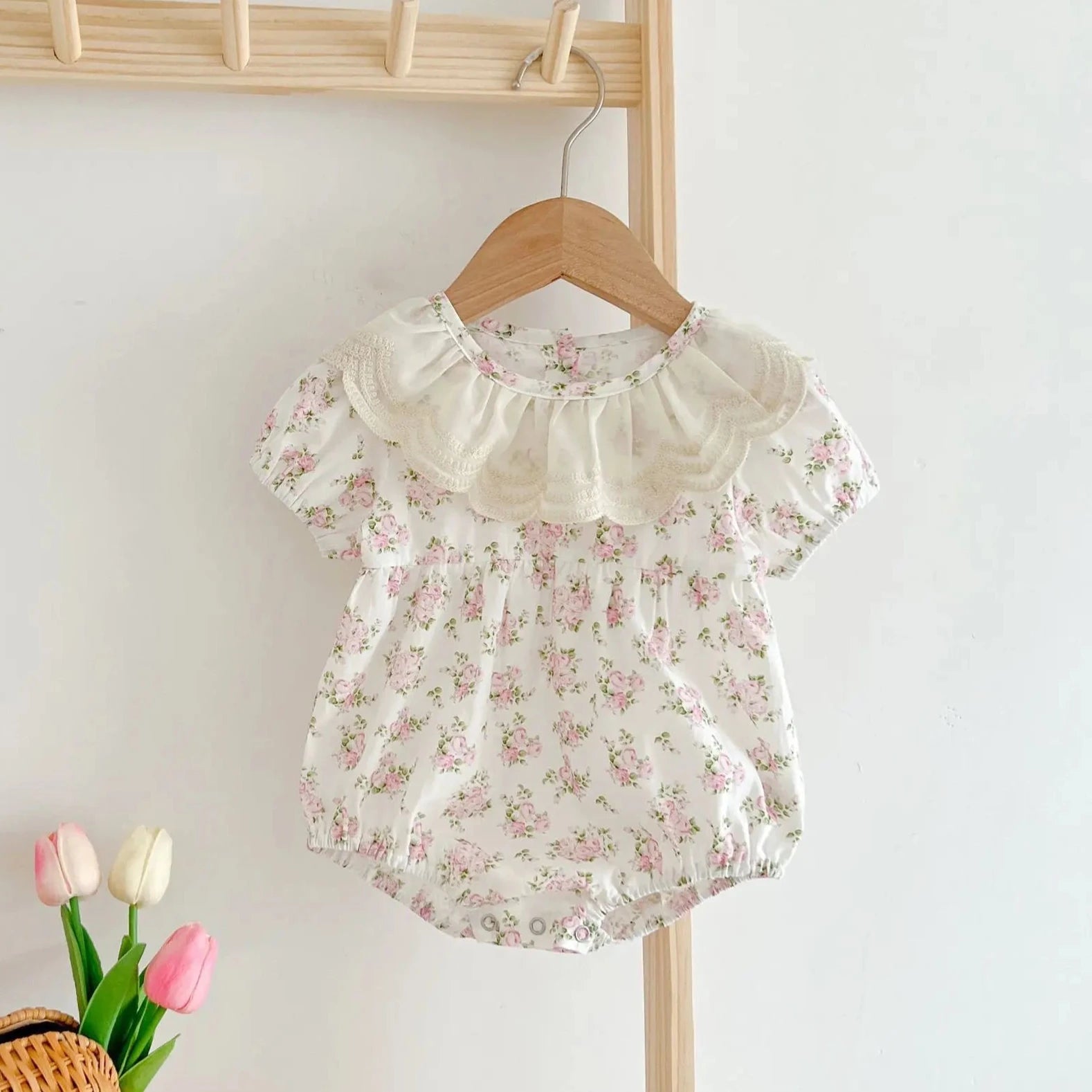 Romper Curto Encanto de Jardim 🦋 com Franzido Delicado no Busto e Cós Elástico Super Confortável 💕 A Peça Essencial para a Princesa Que Ama Liberdade e Quer Arrasar com Muita Fofura em Cada Passeio ✨
