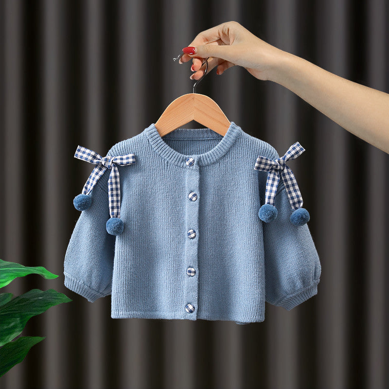 Duplinha Encanto de Detalhes 🌸 O Cardigan Tricotado Com Laços 🎀 E Pompom Fofo 🧸 Abraça o Vestido Xadrez Vichy Soltinho 💖 Para Mil Aventuras 👣