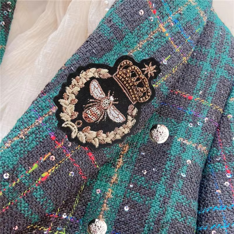 Conjunto Celine Realeza Urbana 👑🏙️ – Jaqueta Mini-Alfaiataria 🧥✂️ com Botões Joia 💎✨ e Saia Xadrez de Elegância Atemporal ♟️🕰️