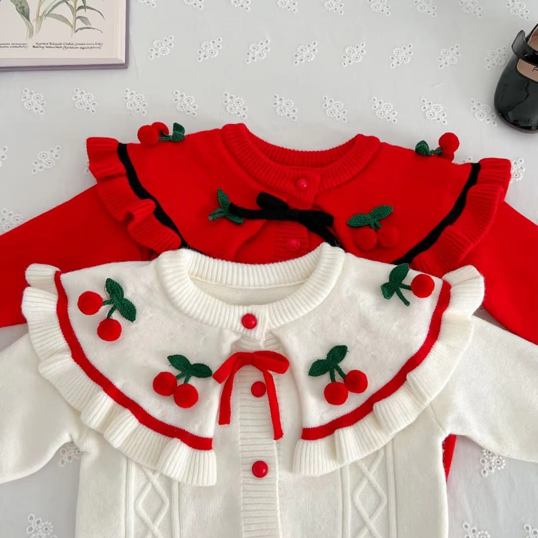 Conjunto Eloísa Sweet Chérie 🍓🍒 – Look Atemporal 🌟 com Aplicações de Cerejas ❤️ & Saia Plissada 👗✨