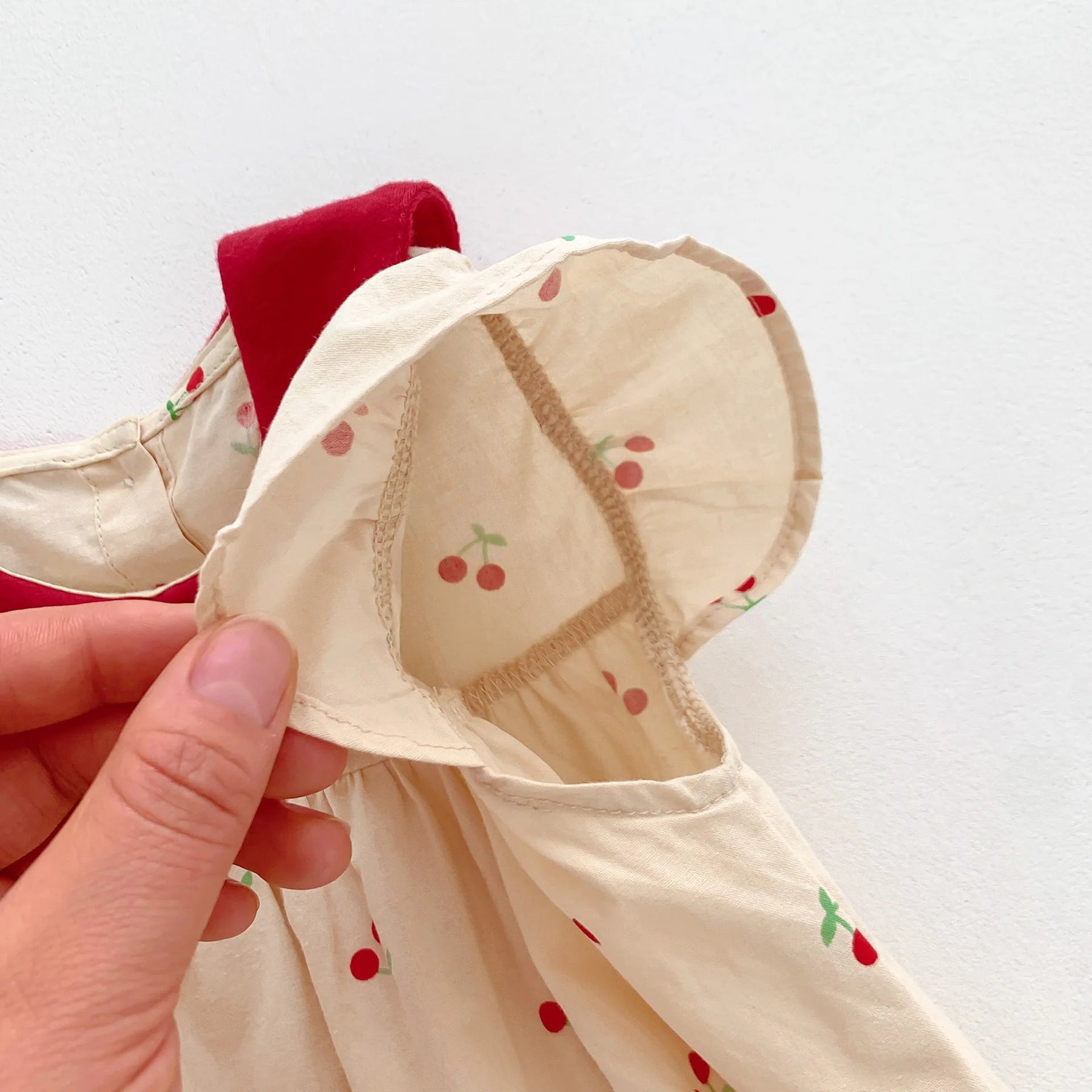 Romper Cerejinha Encantada 🍒 com Gola Peter Pan Clássica ✨ e Tecido Leve de Abraço de Nuvem ☁️ O Lookinho Fresquinho Que Faz Sua Boneca Brilhar com Muita Doçura e Charme Atemporal 💕