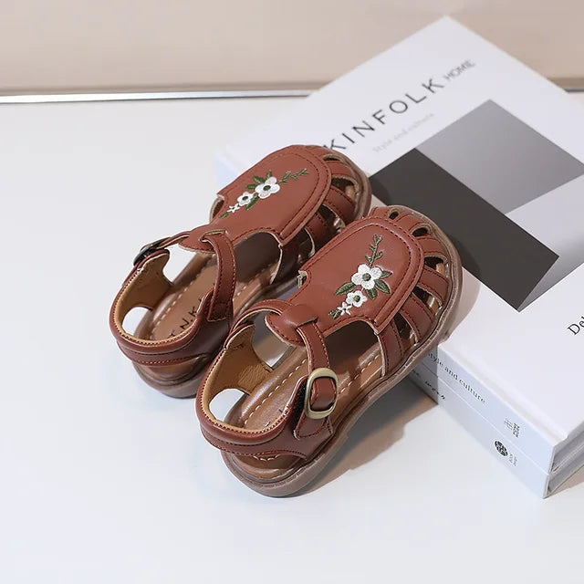 Sandália Infantil Pétalas 💐 A Sandália Clássica que Floresce 🍃 em Cada Passo da sua Bonequinha 💖