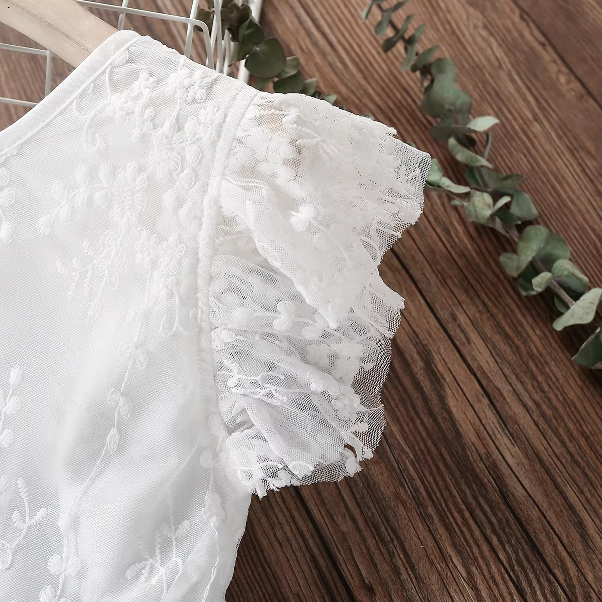 Vestido Melissa Essência Aura Suave 🕊️✨ – Renda Floral 🌸🌿 e Manga Pétala 🌷💖