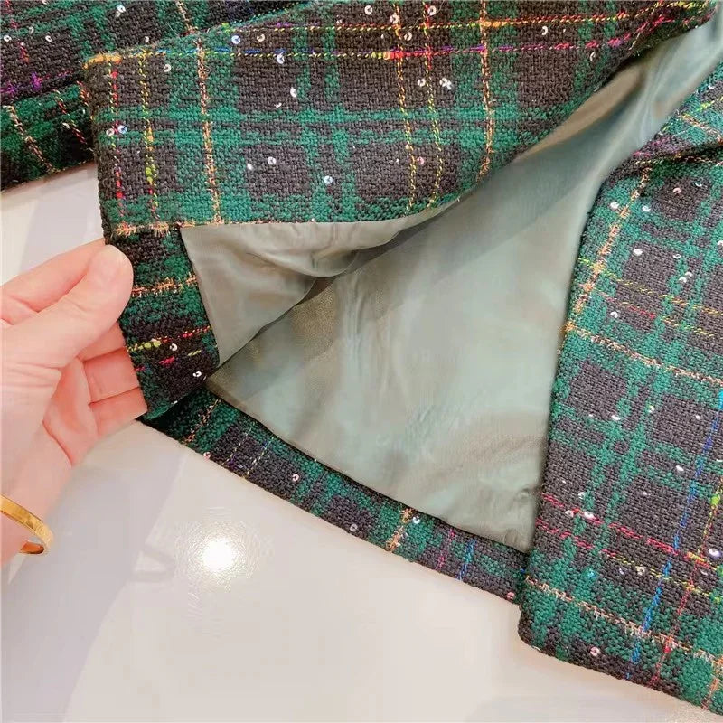 Conjunto Celine Realeza Urbana 👑🏙️ – Jaqueta Mini-Alfaiataria 🧥✂️ com Botões Joia 💎✨ e Saia Xadrez de Elegância Atemporal ♟️🕰️