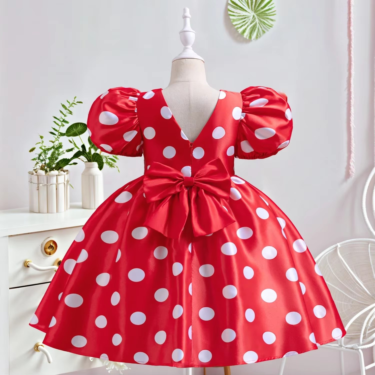 Vestido Minnie Luxo Infantil 🎀👑 – Inspiração Retrô 🕰️, Poá ✨: Must-Have 🔥
