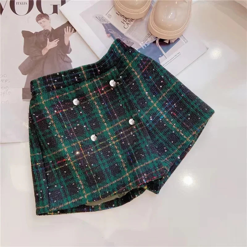 Conjunto Celine Realeza Urbana 👑🏙️ – Jaqueta Mini-Alfaiataria 🧥✂️ com Botões Joia 💎✨ e Saia Xadrez de Elegância Atemporal ♟️🕰️
