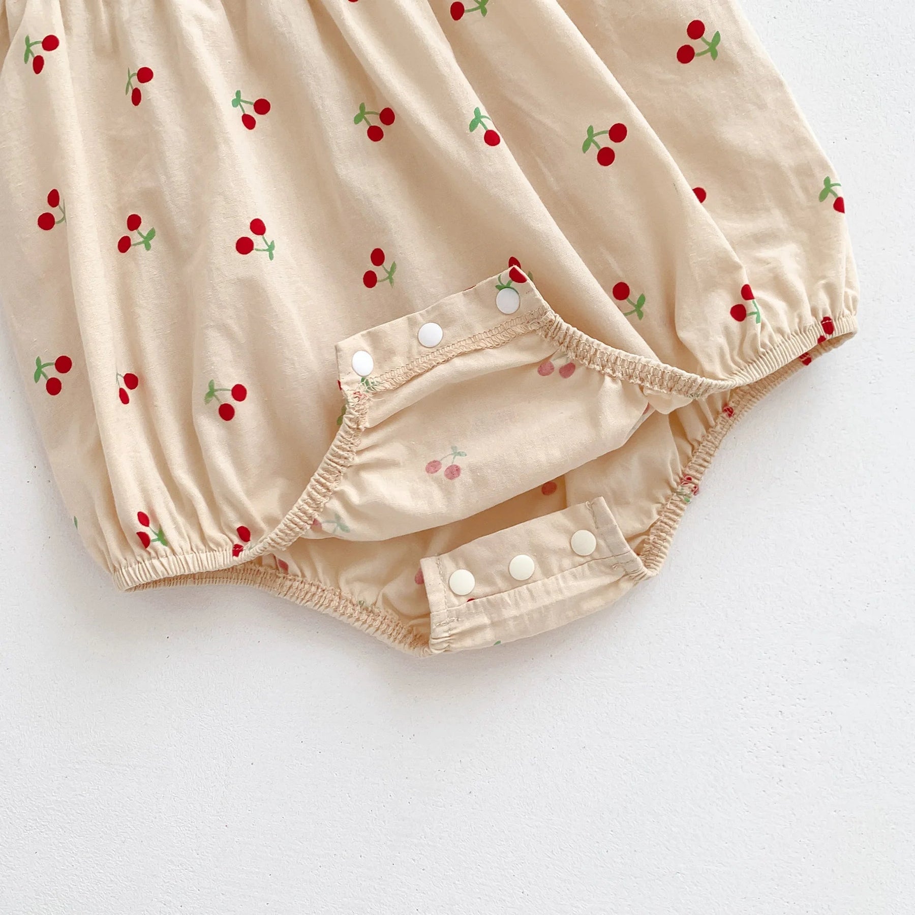 Romper Cerejinha Encantada 🍒 com Gola Peter Pan Clássica ✨ e Tecido Leve de Abraço de Nuvem ☁️ O Lookinho Fresquinho Que Faz Sua Boneca Brilhar com Muita Doçura e Charme Atemporal 💕