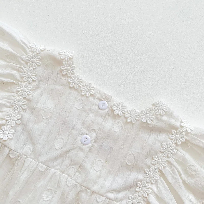 Romper Campo de Flores 🌼 Bordado Artesanal 🌸 com Manga Bufante Delicada ✨ e Toque de Algodão Pura Vida ☁️ O Lookinho Fresquinho Que Sua Pequena Amará Para Brilhar com Muita Luz e Estilo no Verão ☀️