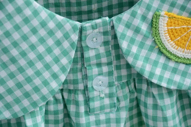 Charme Campestre 🌾 em Nosso Conjuntinho Xadrez 🧺 com Detalhes Gola Peter Pan e Apliques ✨