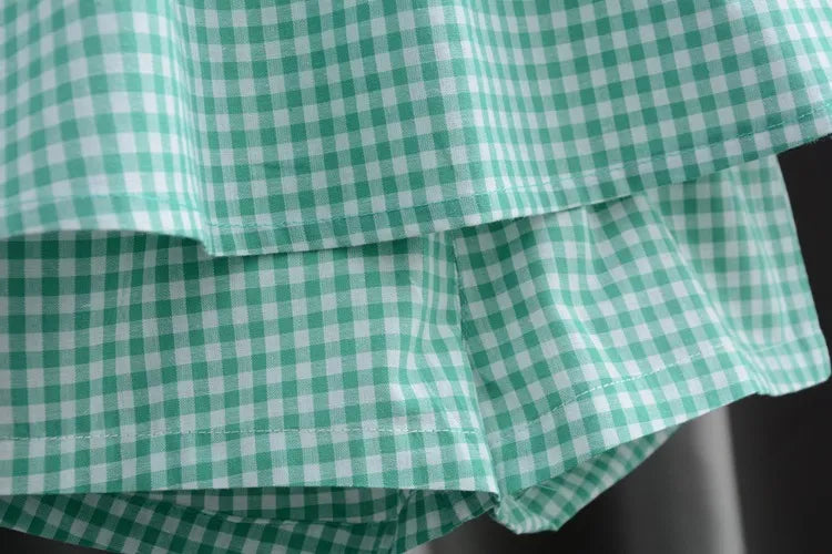 Charme Campestre 🌾 em Nosso Conjuntinho Xadrez 🧺 com Detalhes Gola Peter Pan e Apliques ✨