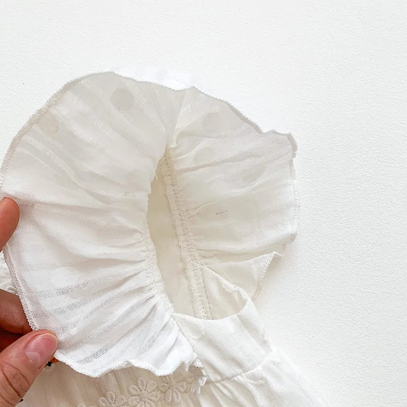 Romper Campo de Flores 🌼 Bordado Artesanal 🌸 com Manga Bufante Delicada ✨ e Toque de Algodão Pura Vida ☁️ O Lookinho Fresquinho Que Sua Pequena Amará Para Brilhar com Muita Luz e Estilo no Verão ☀️