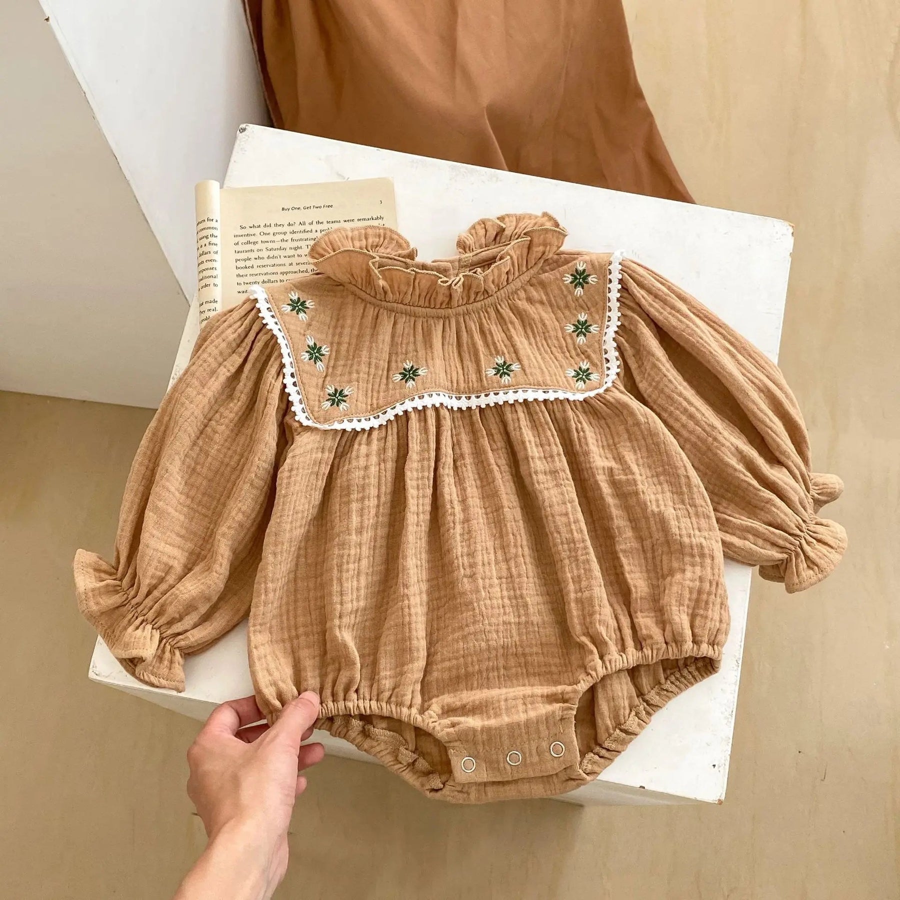 Body Romper Gola de Anjo 😇 com Bordados Florais Delicados 🌼 e Punhos Elásticos Confortáveis 💕 O Lookinho Vintage Que Traz Pura Doçura e Elegância Atemporal 👑 💫