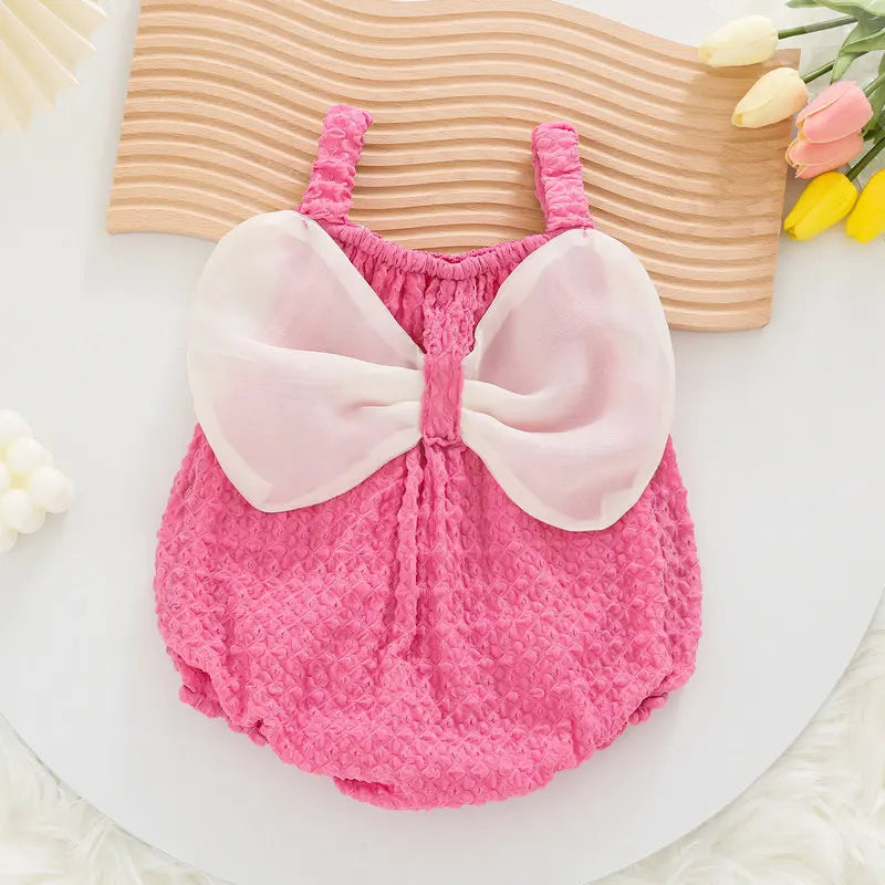 Lookinho Romper Fashion ☁️🌺 com Textura Pipoca Aconchegante 🥰 Detalhes Florais Encantados 🌼 e um Laço Fadinha Fofa 🎀 💫