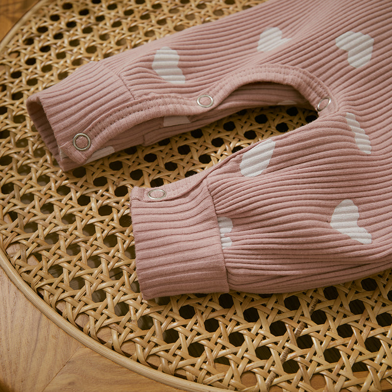 Macacão Abraço de Amor ❤️ Ombrinho Rendado Fofíssimo ☁️ Uma Escolha Consciente Para o Dia a Dia da Sua Baby Charmosa 🌟