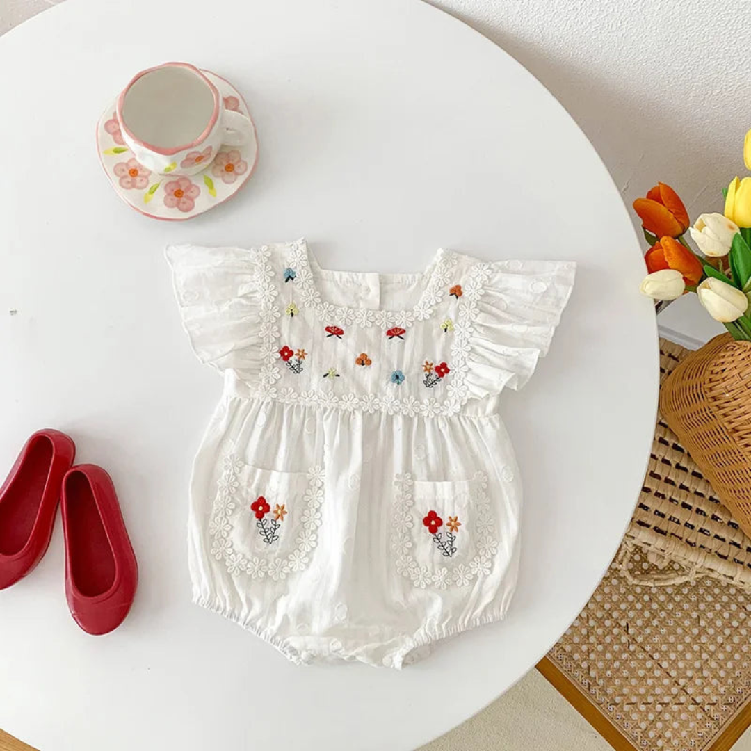 Romper Campo de Flores 🌼 Bordado Artesanal 🌸 com Manga Bufante Delicada ✨ e Toque de Algodão Pura Vida ☁️ O Lookinho Fresquinho Que Sua Pequena Amará Para Brilhar com Muita Luz e Estilo no Verão ☀️