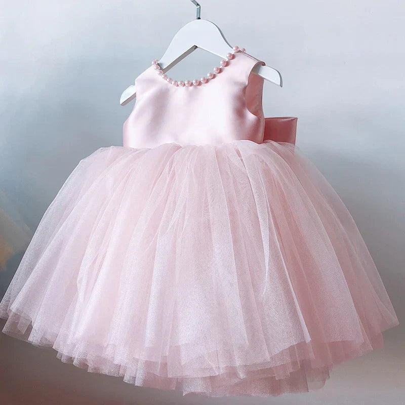 Peça Essencial Glamour Kids 💖 Vestido Com Laço Extra Grande e Pérolas Finas Que Deixam Sua Filha Deslumbrante e Preparada Para Marcar Presença com Muito Estilo! 👑💍