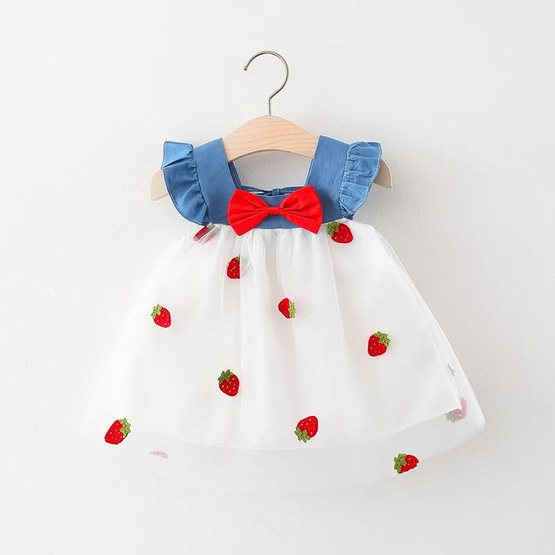 Vestido Doçura Campestre 🍓🌾 Com Moranguinhos Bordados a Ponto Cheio de Carinho e Um Toque de Primavera 🥰✨