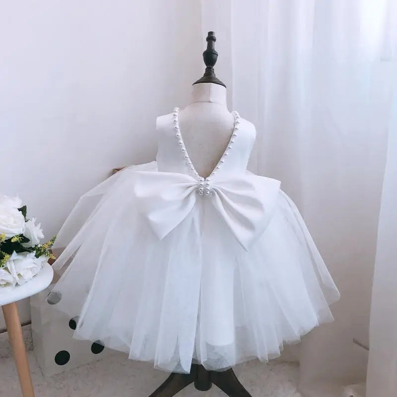 Peça Essencial Glamour Kids 💖 Vestido Com Laço Extra Grande e Pérolas Finas Que Deixam Sua Filha Deslumbrante e Preparada Para Marcar Presença com Muito Estilo! 👑💍