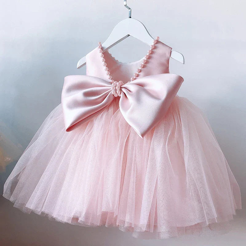 Peça Essencial Glamour Kids 💖 Vestido Com Laço Extra Grande e Pérolas Finas Que Deixam Sua Filha Deslumbrante e Preparada Para Marcar Presença com Muito Estilo! 👑💍