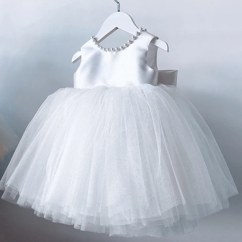 Peça Essencial Glamour Kids 💖 Vestido Com Laço Extra Grande e Pérolas Finas Que Deixam Sua Filha Deslumbrante e Preparada Para Marcar Presença com Muito Estilo! 👑💍