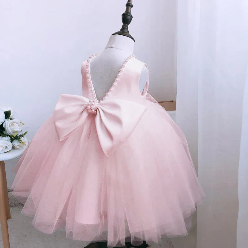 Peça Essencial Glamour Kids 💖 Vestido Com Laço Extra Grande e Pérolas Finas Que Deixam Sua Filha Deslumbrante e Preparada Para Marcar Presença com Muito Estilo! 👑💍