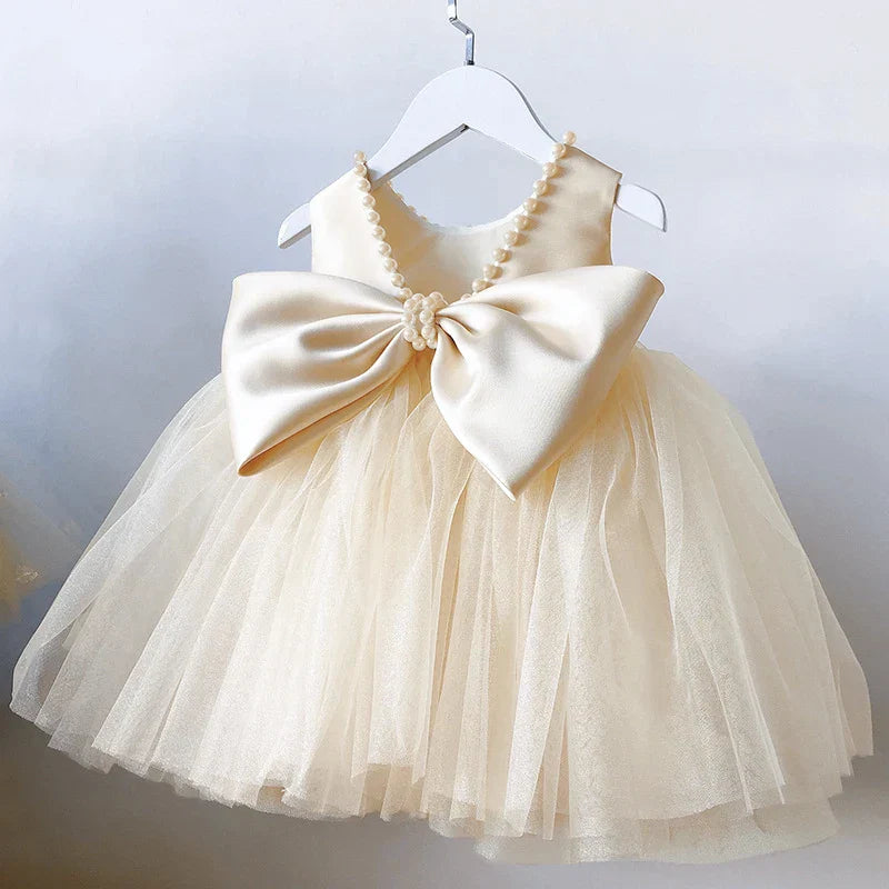 Peça Essencial Glamour Kids 💖 Vestido Com Laço Extra Grande e Pérolas Finas Que Deixam Sua Filha Deslumbrante e Preparada Para Marcar Presença com Muito Estilo! 👑💍