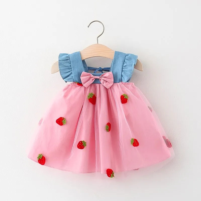 Vestido Doçura Campestre 🍓🌾 Com Moranguinhos Bordados a Ponto Cheio de Carinho e Um Toque de Primavera 🥰✨