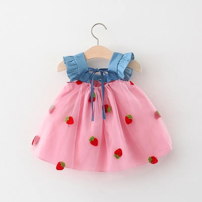Vestido Doçura Campestre 🍓🌾 Com Moranguinhos Bordados a Ponto Cheio de Carinho e Um Toque de Primavera 🥰✨