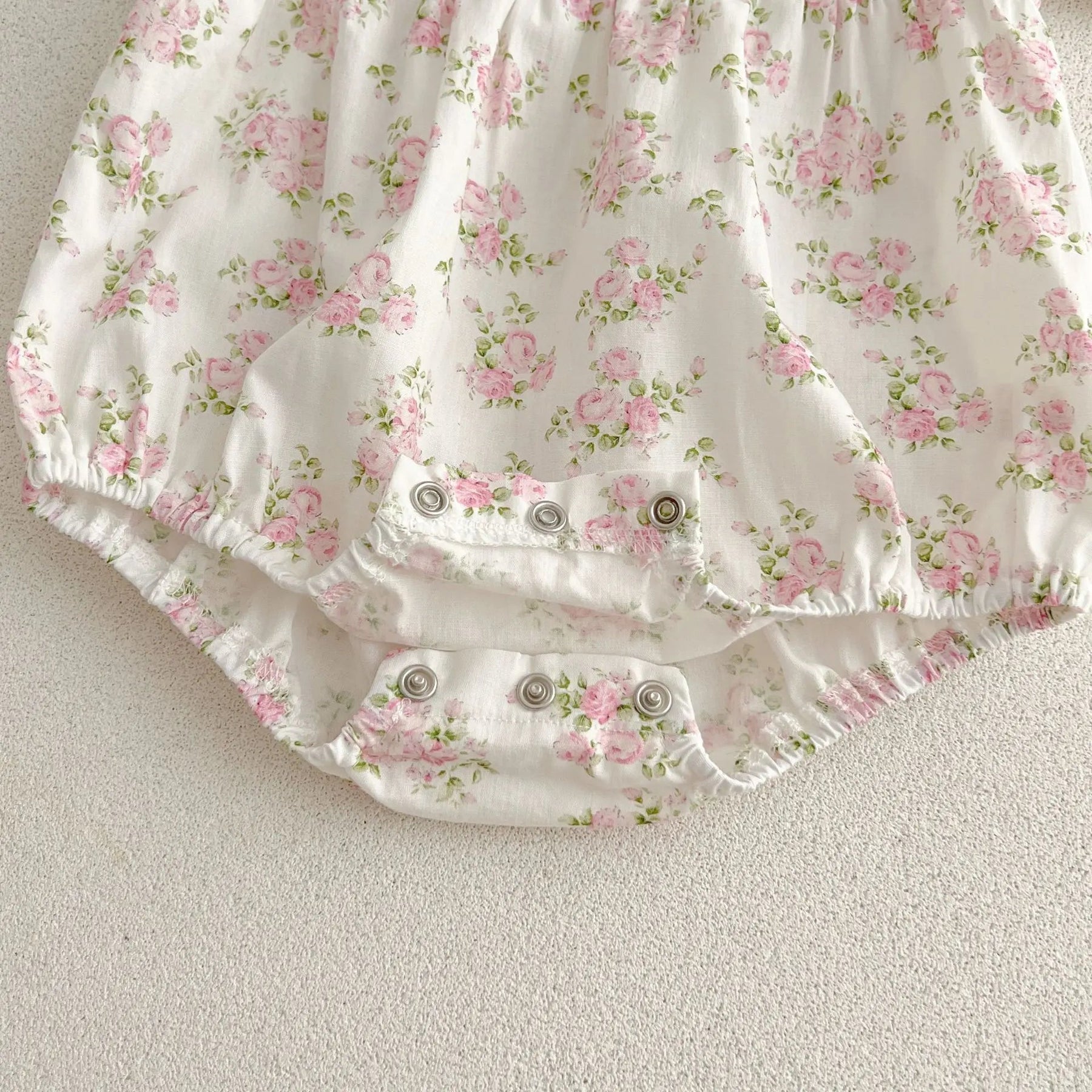 Romper Curto Encanto de Jardim 🦋 com Franzido Delicado no Busto e Cós Elástico Super Confortável 💕 A Peça Essencial para a Princesa Que Ama Liberdade e Quer Arrasar com Muita Fofura em Cada Passeio ✨