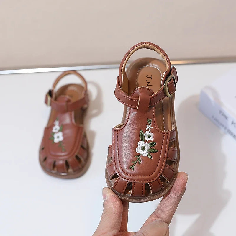 Sandália Infantil Pétalas 💐 A Sandália Clássica que Floresce 🍃 em Cada Passo da sua Bonequinha 💖
