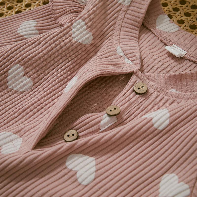 Macacão Abraço de Amor ❤️ Ombrinho Rendado Fofíssimo ☁️ Uma Escolha Consciente Para o Dia a Dia da Sua Baby Charmosa 🌟