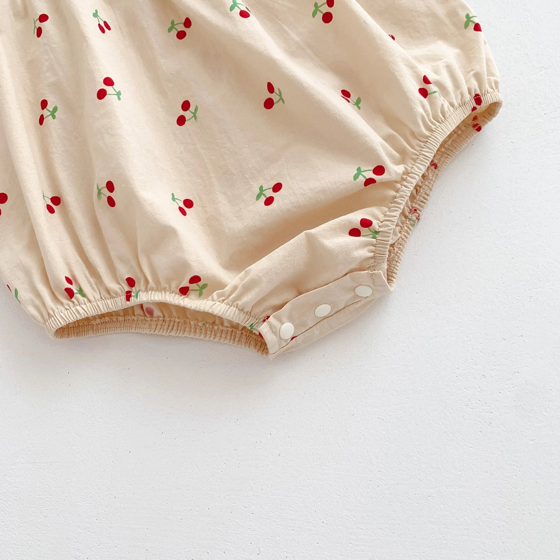 Romper Cerejinha Encantada 🍒 com Gola Peter Pan Clássica ✨ e Tecido Leve de Abraço de Nuvem ☁️ O Lookinho Fresquinho Que Faz Sua Boneca Brilhar com Muita Doçura e Charme Atemporal 💕