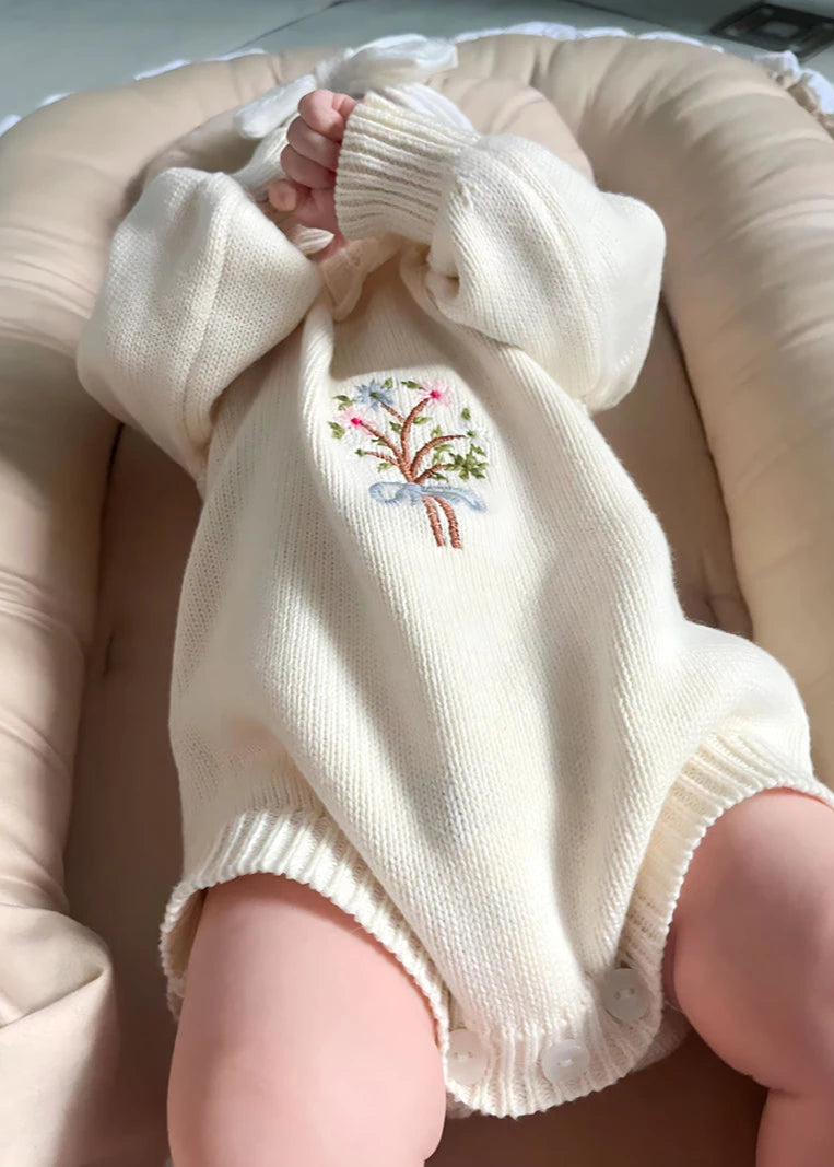 Romper Tricô Charme de Realeza 👑 com Gola Rendada Delicada ✨ e Bordado Floral 🌼