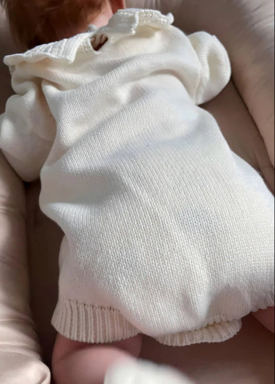 Romper Tricô Charme de Realeza 👑 com Gola Rendada Delicada ✨ e Bordado Floral 🌼