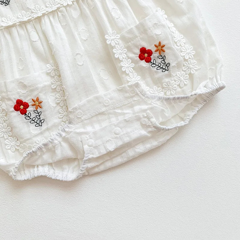 Romper Campo de Flores 🌼 Bordado Artesanal 🌸 com Manga Bufante Delicada ✨ e Toque de Algodão Pura Vida ☁️ O Lookinho Fresquinho Que Sua Pequena Amará Para Brilhar com Muita Luz e Estilo no Verão ☀️