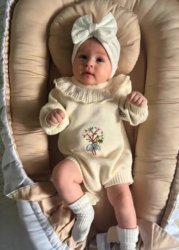 Romper Tricô Charme de Realeza 👑 com Gola Rendada Delicada ✨ e Bordado Floral 🌼