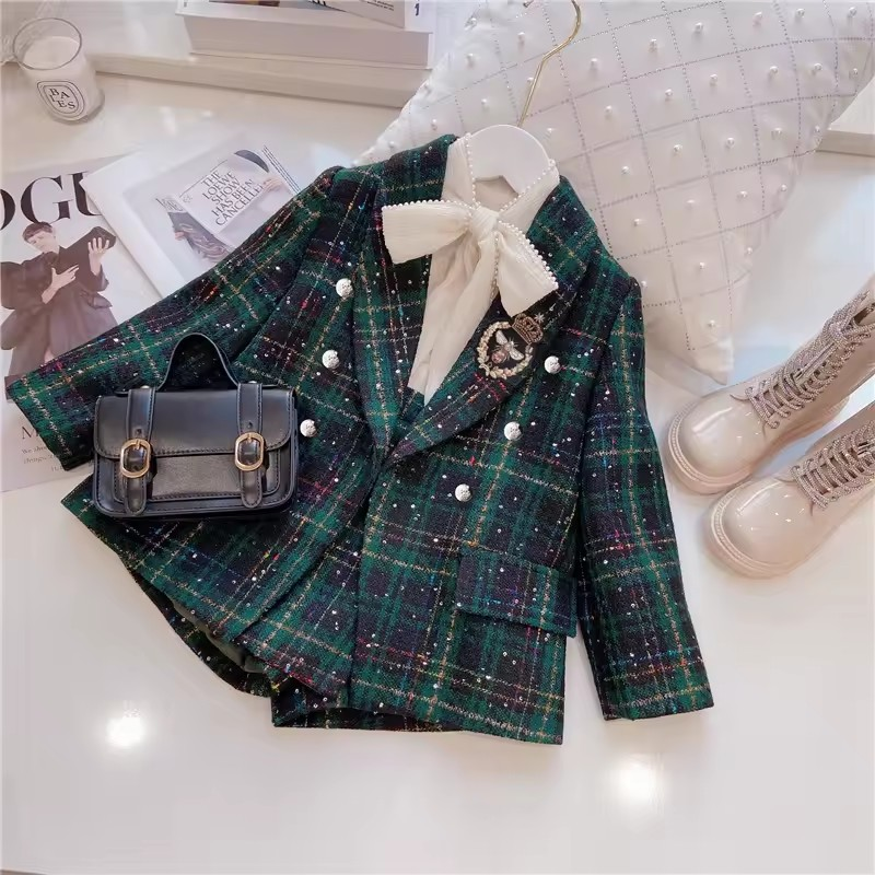 Conjunto Celine Realeza Urbana 👑🏙️ – Jaqueta Mini-Alfaiataria 🧥✂️ com Botões Joia 💎✨ e Saia Xadrez de Elegância Atemporal ♟️🕰️