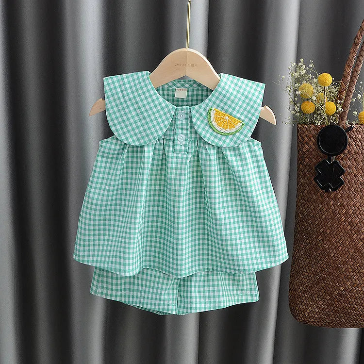 Charme Campestre 🌾 em Nosso Conjuntinho Xadrez 🧺 com Detalhes Gola Peter Pan e Apliques ✨