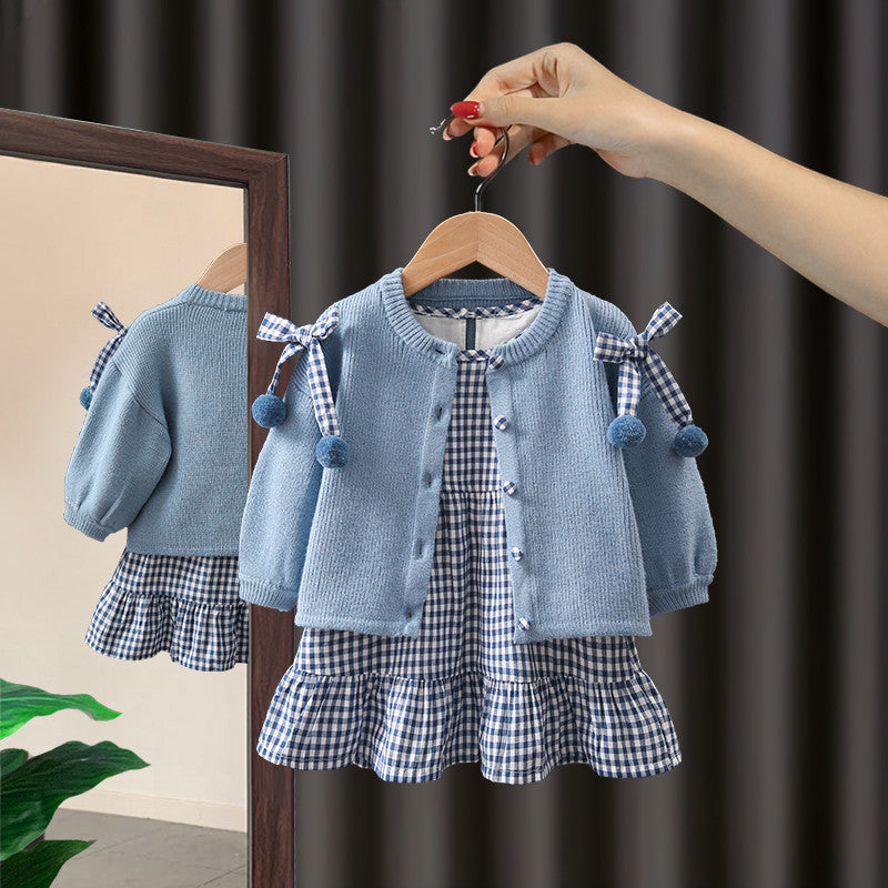 Duplinha Encanto de Detalhes 🌸 O Cardigan Tricotado Com Laços 🎀 E Pompom Fofo 🧸 Abraça o Vestido Xadrez Vichy Soltinho 💖 Para Mil Aventuras 👣
