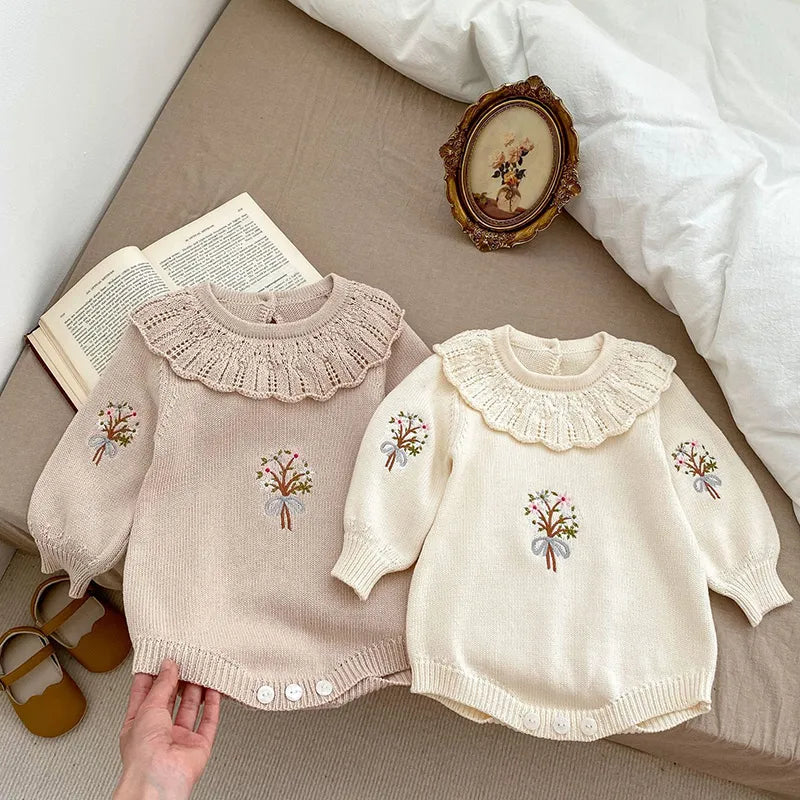 Romper Tricô Charme de Realeza 👑 com Gola Rendada Delicada ✨ e Bordado Floral 🌼