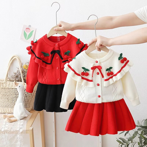 Conjunto Eloísa Sweet Chérie 🍓🍒 – Look Atemporal 🌟 com Aplicações de Cerejas ❤️ & Saia Plissada 👗✨