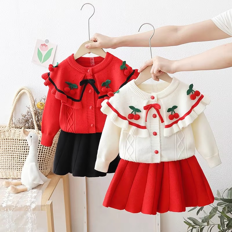 Conjunto Eloísa Sweet Chérie 🍓🍒 – Look Atemporal 🌟 com Aplicações de Cerejas ❤️ & Saia Plissada 👗✨