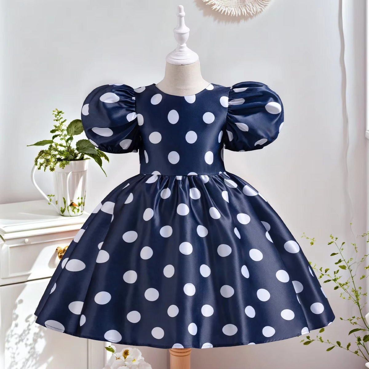 Vestido Minnie Luxo Infantil 🎀👑 – Inspiração Retrô 🕰️, Poá ✨: Must-Have 🔥