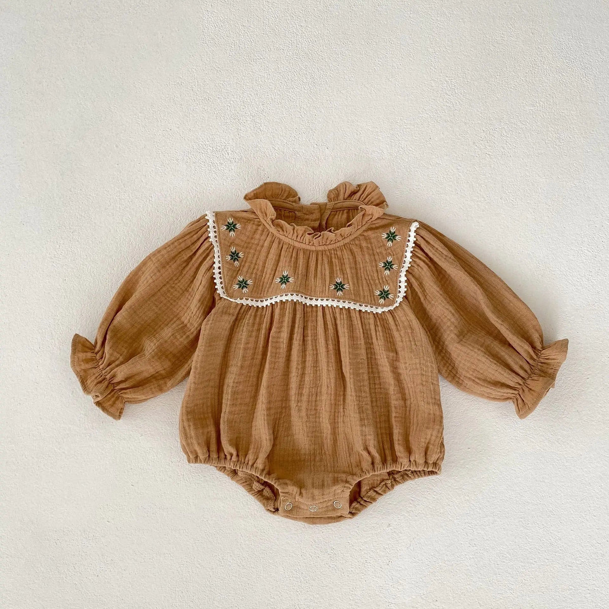 Body Romper Gola de Anjo 😇 com Bordados Florais Delicados 🌼 e Punhos Elásticos Confortáveis 💕 O Lookinho Vintage Que Traz Pura Doçura e Elegância Atemporal 👑 💫