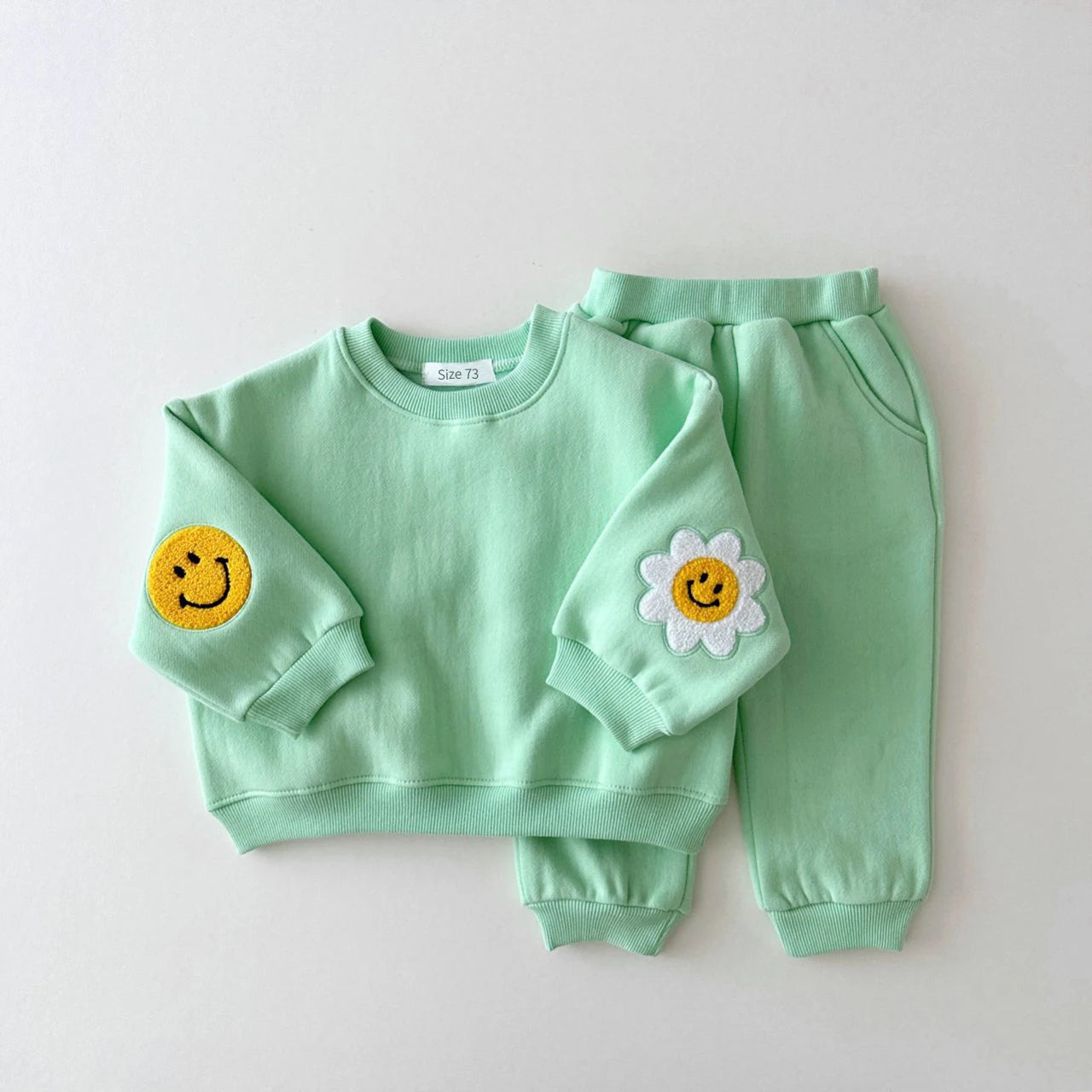 💖 Conjunto Estilo Comfy Moletom Sarinha 🌸 Tendência que Une Conforto e Charme para Todas as Mini-Fashionistas! ✨